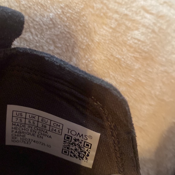 Women’s 7 1/2 gray suede Tom’s ankle boots - Picture 4 of 5